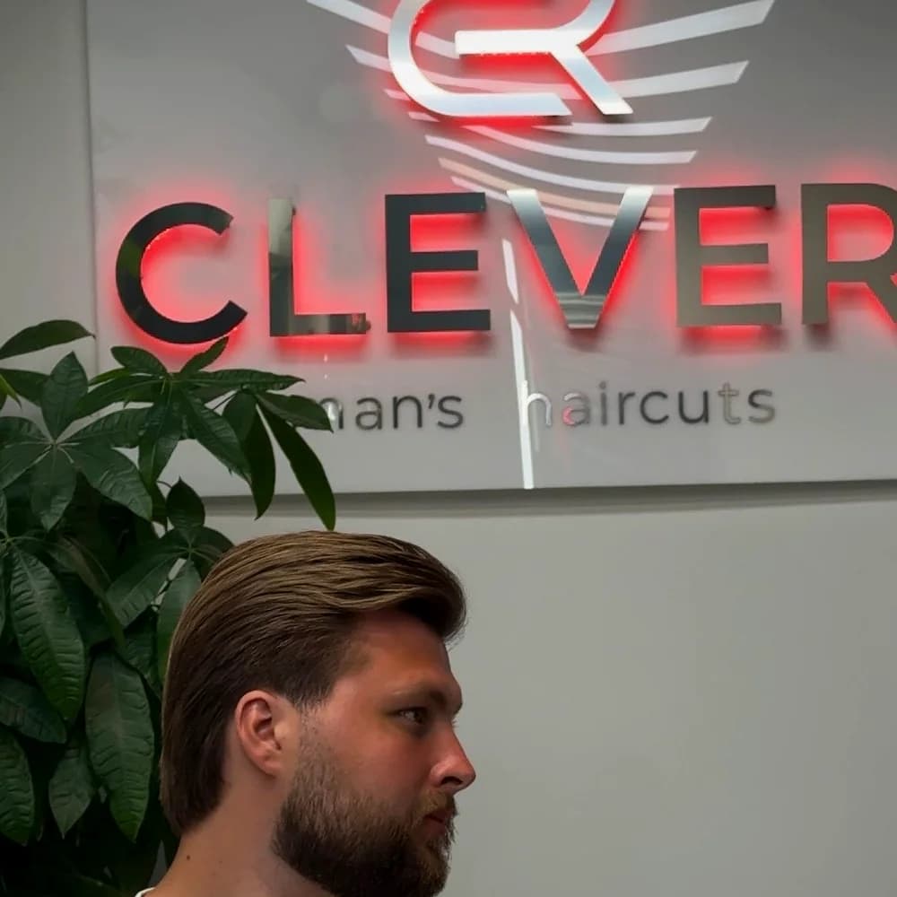 Znak Clever Barbershopa u radnji