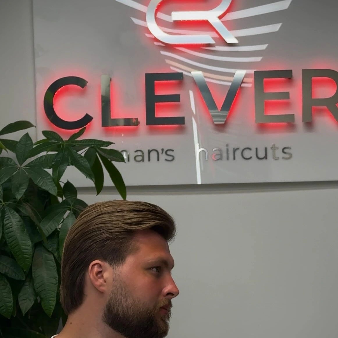 Znak Clever Barbershopa u radnji